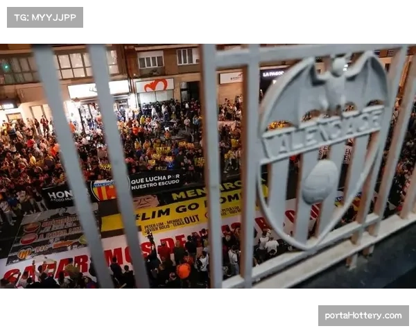 瓦伦西亚惨败后球迷机场围堵,球队大巴玻璃被砸 瓦伦西亚惨败后球迷机场围堵,球队大巴玻璃被砸