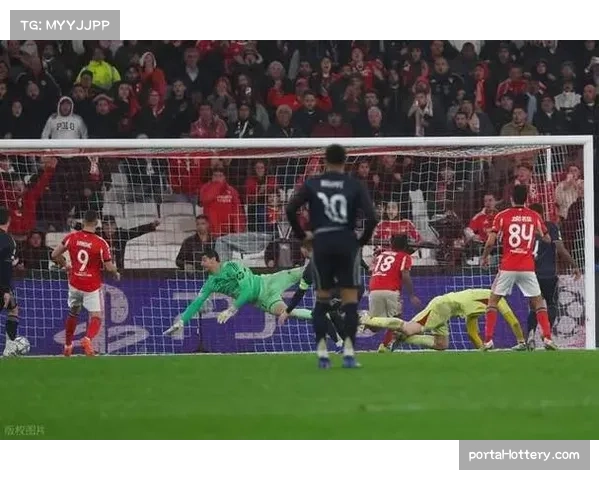 门将特鲁宾头球绝杀瞬间点燃光明球场，本菲卡压哨晋级附加赛